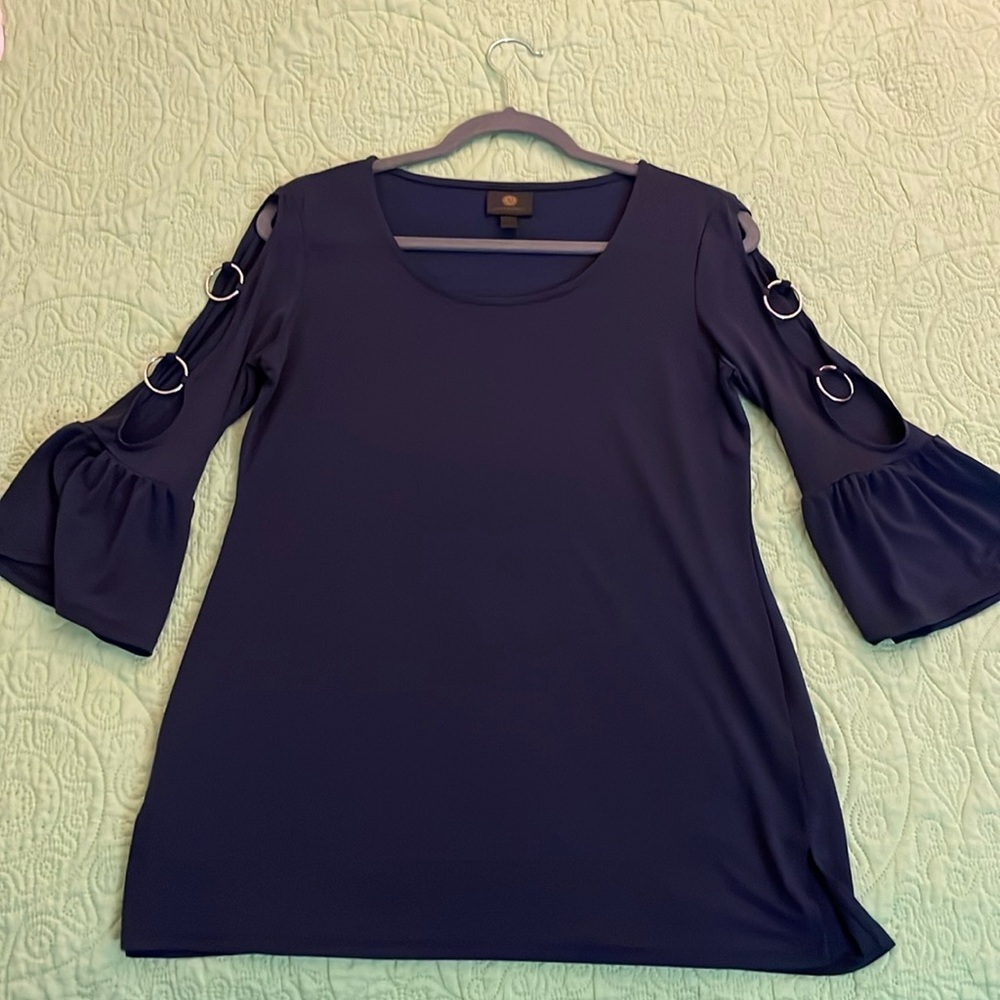 Quarter sleeves blouse, slits on rack side at the bottom of the blouse